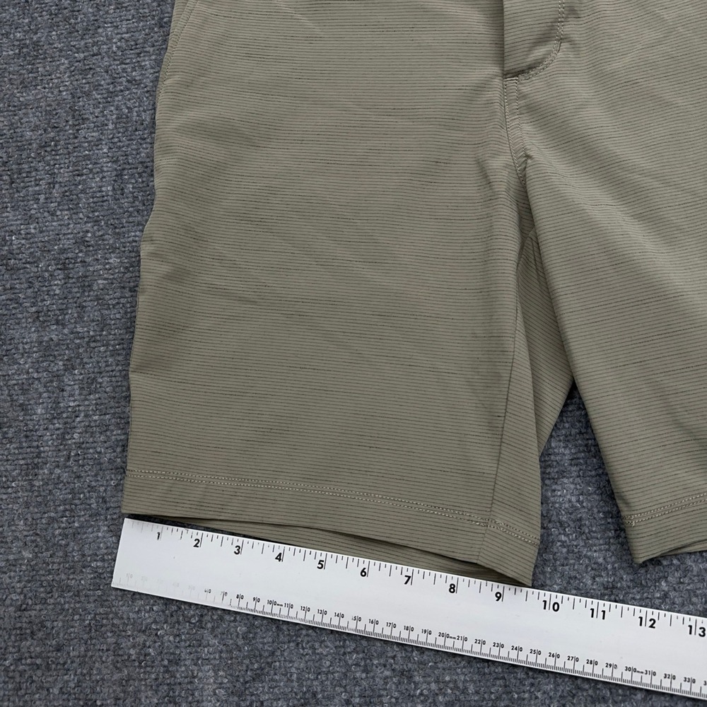 Vuori Pebble Shorts Mens 30 FITS 32 Gravel 8" Performance Stretch Golf V399 - Picture 4 of 7